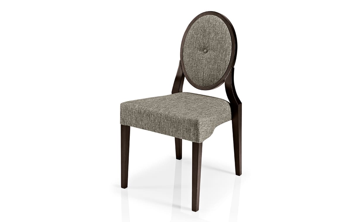 Silla clásica de comedor, fabricada en madera de haya con asiento y respaldo tapizado. Apilable. Acabados a elegir. Dispone de sillón y taburete a juego.